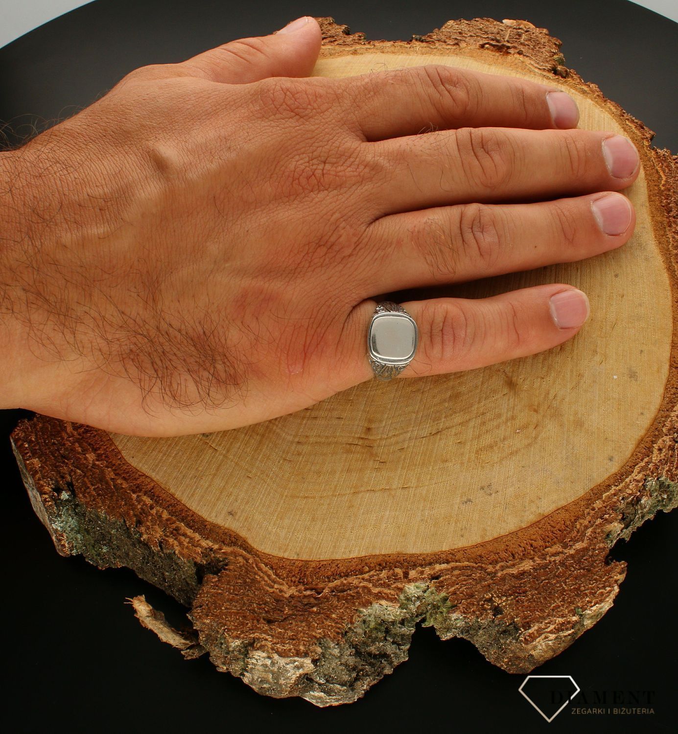 Srebrny pierścionek 925 sygnet w kwadracie z grawerowaniem DIA-PRS-400512 AT-925. . Wyjątkowy pierścionek wykonany ze srebra, ozdobiony srebrną, gładką, blaszką  i ozdobnym tłoczeniem po bokach. Będzie dobrym pomysłem na  pre (1).jpg